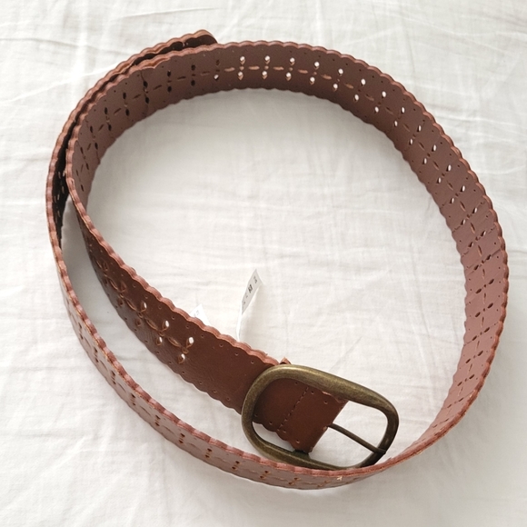 💛[3/$15] Aeropostale Scalloped Edge Cutout Belt - Picture 1 of 5